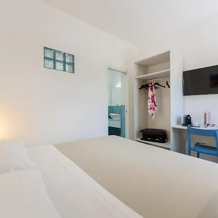 Couette-café Poseidonia 4*
