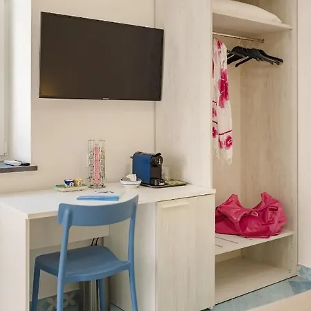 Couette-café Poseidonia 4*